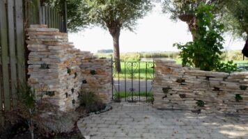 Steinplattenwand im Garten gestapelt